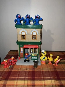 Mattel 2008 Sesame Street Mr. Hooper's Store 123 casa di quartiere e personaggi - Foto 1 di 12
