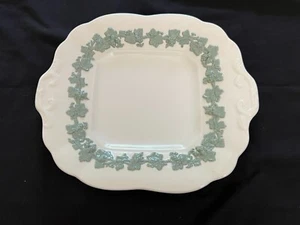 Wedgwood Queensware geprägtes Seladongrün auf cremefarbenes quadratisches Tablett mit Noppen 9 Zoll - Bild 1 von 6