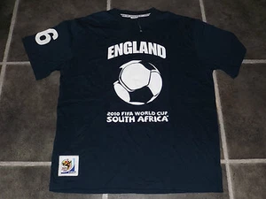 MAGLIETTA DA UOMO BLU NAVY ENGLAND 2010 FIFA COPPA DEL MONDO SUDA AFRICA NUOVA SENZA ETICHETTE - Foto 1 di 2
