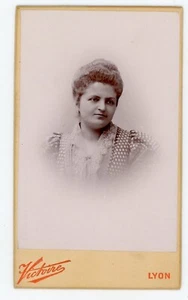 FOTO Fotografie CDV, eine Frau posiert für VICTOIRE in LYON Mode Fashion - Bild 1 von 2