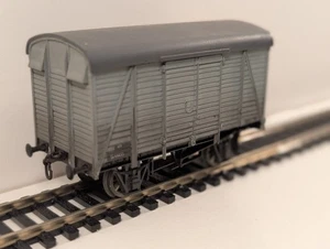 Dapol 12T Vent Van – Grey with Chain Couplings – OO Gauge - Picture 1 of 6
