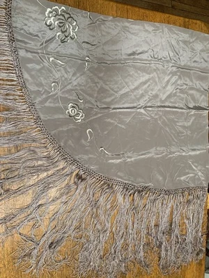 Elegante bufanda mantón piano vintage medio círculo gris plata con flecos Foto 1 de 2