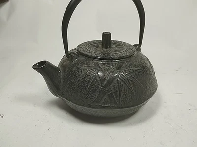 Старинный японский чугунный чайник из бамбука, сосны и цветов, крышка, с японскими буквами - Изображение 1 из 4