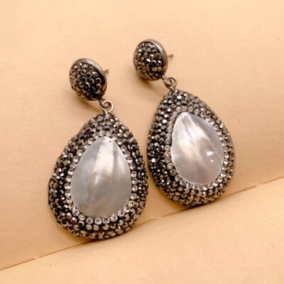 Pendientes pavimentados de cristal negro gota con forma de lágrima con concha de mar blanco natural Foto 1 de 4