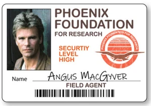 ANGUS MACGYVER VINTAGE NOME DISTINTIVO COSTUME HALLOWEEN SPILLA RETRO COSPLAY PROP - Foto 1 di 2