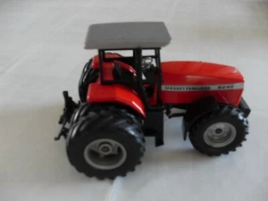 Siku Farmer 1:32 Massey Ferguson mit Zwillingsbereifung 9240 (Rarität) BJ. 1996 - Bild 1 von 3