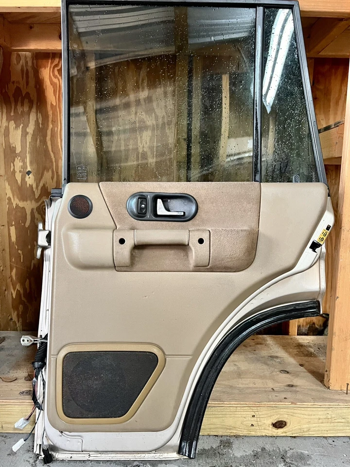 Land Rover Discovery 1999-2004 lado del pasajero trasero derecho moldura panel puerta bronceado Foto 1 de 1