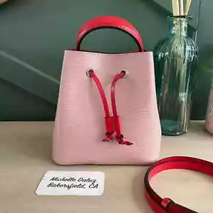 Borsa a tracolla Louis Vuitton NeoNoe BB Epi rosa rosa usata in ottime condizioni - Foto 1 di 12