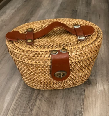 Cartera de mano vintage con asa de cuero con cierre de metal Foto 1 de 4