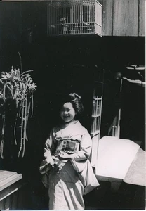 Près TOKYO c. 1950 - Une Jeune Japonaise dans sa Maison Japon - NV 7974 - Picture 1 of 2