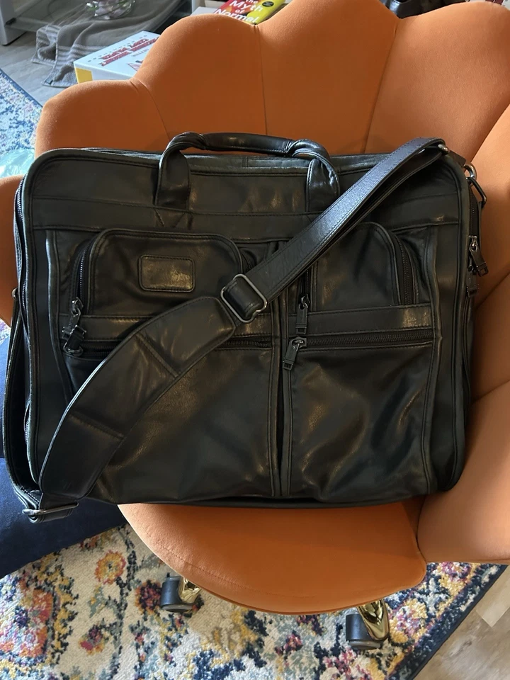 TUMI Alpha Cuero Grano Completo Organizador Laptop Calzoncillo/Bolso Bandolera Foto 1 de 4