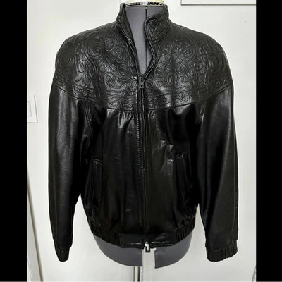 CHAQUETA BOMBER VINTAGE AÑOS 80 VAKKO NEIMAN MARCUS CUERO NEGRO BORDADA M USADA EN EXCELENTE ESTADO Foto 1 de 4