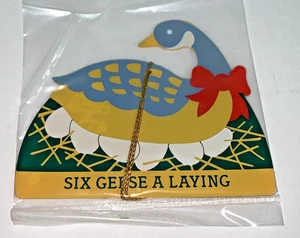 Avon 12 Días de Navidad Adorno de Metal Six Geese a Laying Metal Nuevo - Imagen 1 de 6