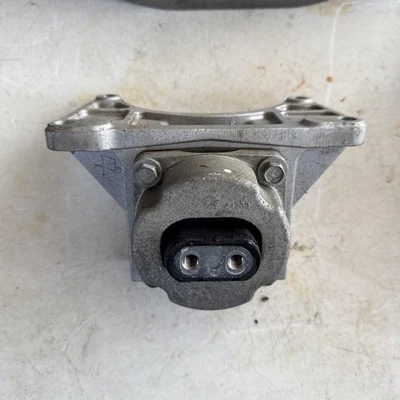 2012-2023 DODGE CHALLENGER RWD TRANSMISSION MOUNT INSULATOR BRACKET OEM - Image 1 of 3