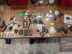 BIG LOT USED OEM REMOTE KEY FOBS KEY BLANKS KEYS - Picture 1 of 9