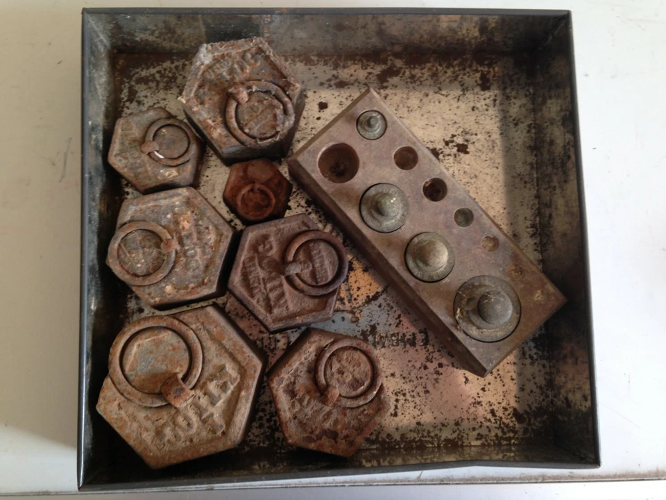 ancienne série de 11  poids en fonte, pour balance ou autres  - Photo 1/1