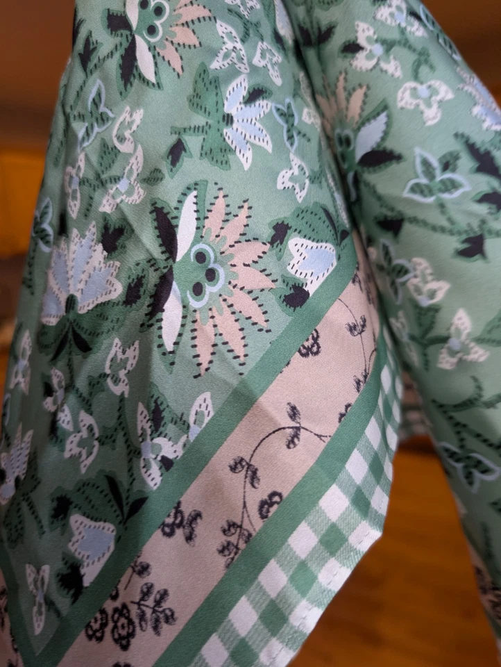 Bufanda verde para mujer Ann Taylor 100 % seda estampado floral nueva con etiquetas Foto 1 de 4