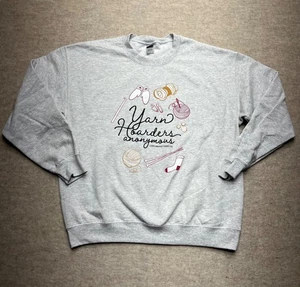 Sudadera cuello redondo Lion Brand Yarn Co. Yarn Hoarders Anonymous talla grande - Imagen 1 de 8