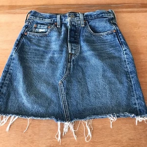 Levi's Denim Mini Skirt Women 26 Blue Button Front Pocket Raw Hem Stretch - Picture 1 of 14