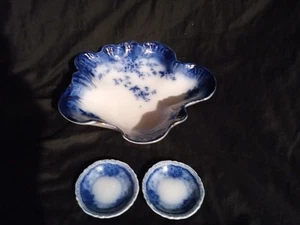 ANTIKE FLOW BLUE LA BELLE SERVIERSCHALE PLISSEE MIT GOLD + 2 F.BLAUE BUTTERSTÄBCHEN - Bild 1 von 4