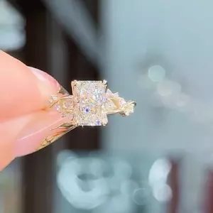 Anillo de compromiso de diamantes de corte radiante IGI cultivado en laboratorio de oro amarillo de 18 quilates de 2,30 quilates - Imagen 1 de 10