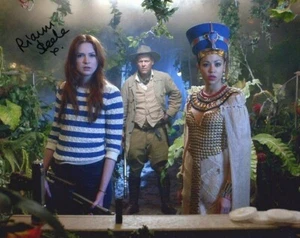 Doctor Who Autograph: RIANN STEELE (Dinosaurs in a Spaceship) Signed Photo - Picture 1 of 4