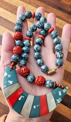 Collar de imitación de piedra coral sintética rojo y verde grueso vintage con incrustaciones de cuentas Foto 1 de 4