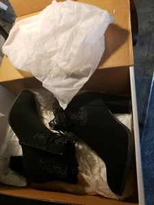 New In Box Women's Lace Venus Short boot 9 - Picture 1 of 7