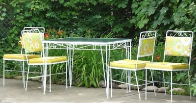 Mesa de patio vintage de hierro forjado de mediados de siglo de los años 60 y 4 sillas de vinilo florecido Foto 1 de 4