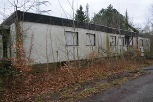 CLUBHAUS MIT WOHNHAUS UND VIEL LAND ZU VERKAUFEN PRIVAT / GRUND AUF ERBPACHT - Bild 1 von 14