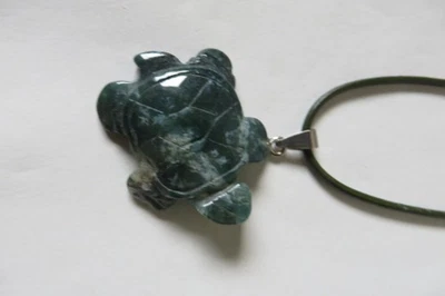 Schöner Dumotierit Schildkröte Anhänger  mit Lederband . - Bild 1 von 2