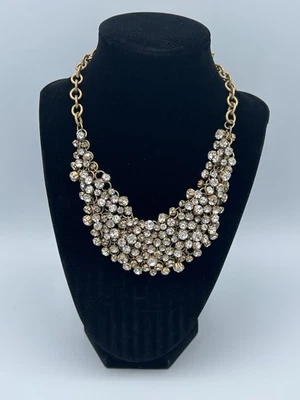 J. Collar tipo babero con racimo de diamantes de imitación de cristal transparente tono dorado Crew Foto 1 de 4