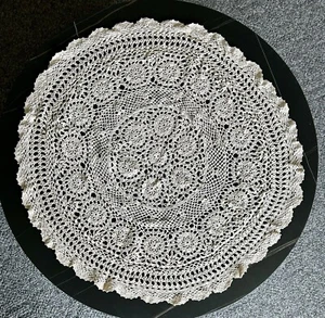 Large Cream Vintage Hand Crocheted Round Scalloped Edge Table Topper Doily 28" - Picture 1 of 8