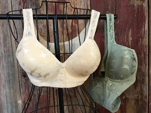 Menge 2 Daisy BHs ohne Bügel - bequem Druckknopf vorne 38C fällt klein aus……..w1 - Bild 1 von 4