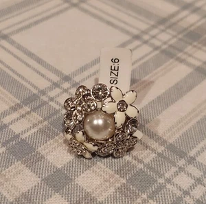 Anillo Lia Sophia "Catch The Bouquet" NUEVO Perla Imitada, Flores, Tono Plata Talla 6 - Imagen 1 de 4