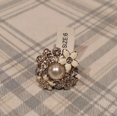 Lia Sophia Ring "Catch The Bouquet" NEW Faux Pearl, Flowers, Silver Tone Size 6 - Image 1 of 4