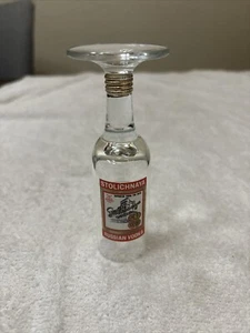 Stolichnaya Russian Vodka Klarglas mit Fuß umgedreht Schnapsglas - Bild 1 von 6