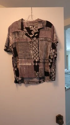 Camisa feminina Jams World tamanho grande preta com marcas geométricas - Imagem 1 de 4