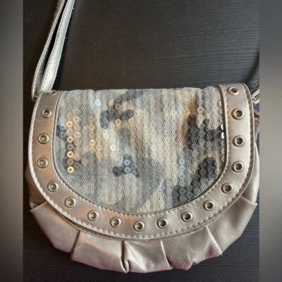 Mossimo Supply Co Bolsa de Embreagem Aba Dourada com Lantejoulas Camo e Alça Transversal Removível - Imagem 1 de 4