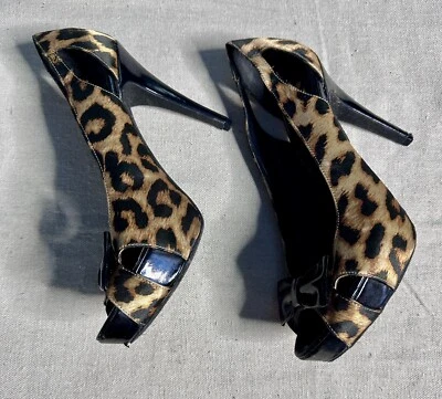 Salto alto feminino com estampa de leopardo 9,5 G da GUESS com destaque no arco no dedo do pé - Imagem 1 de 4