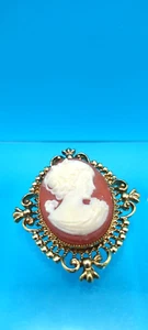 Kamee Brosche Anstecknadel mit goldfarbener filigran wie verzierter Zierkante. - Bild 1 von 5