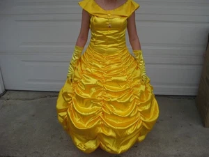Vestido Belle, Amarillo, Talla Audlt Mediana, con Guantes, Corbata, Collar, Pendientes - Imagen 1 de 5