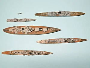 Konvolut, 5  Schiffsmodelle, 4x Delphin / 1:1250, 1x Wiking / 1:1200, Metall - Bild 1 von 11