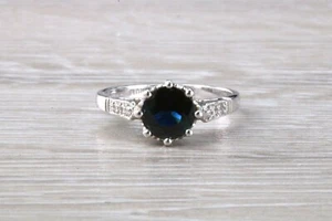 Anillo de platino estilo antiguo de un quilate de zafiro azul y diamante engarzado - Imagen 1 de 10