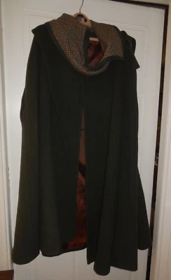 Vintage Women's Wool Cape by George Davidson 70's-80's  Fashion - Size Large - Image 1 of 4