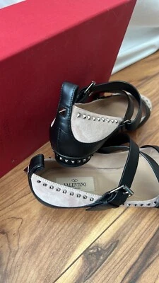 Bailarina Valentino talla 37, cuero negro, gamuza nude y tachuelas plateadas. Foto 1 de 4