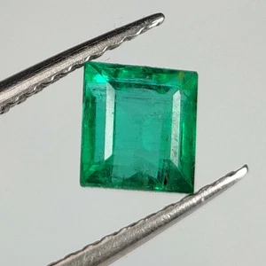 0.92 CT - Natural Emerald luster Green Gem Square Shape Zambian - 9541 - Picture 1 of 3