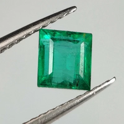 0.92 CT - Natural Emerald luster Green Gem Square Shape Zambian - 9541 - Image 1 of 3