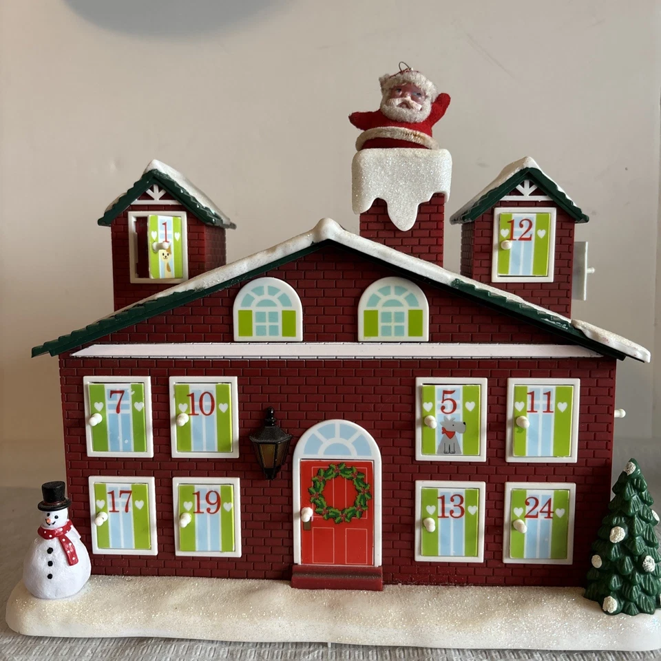 Avon Cuenta Regresiva para Luces de Navidad Calendario de Adviento Musical Casa con Papá Noel De Colección Foto 1 de 4
