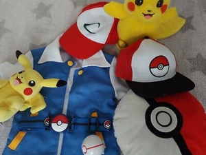 Pokemon Pikachu Konvolut 8 Teile Kostüm Plüschtiere  - Bild 1 von 8